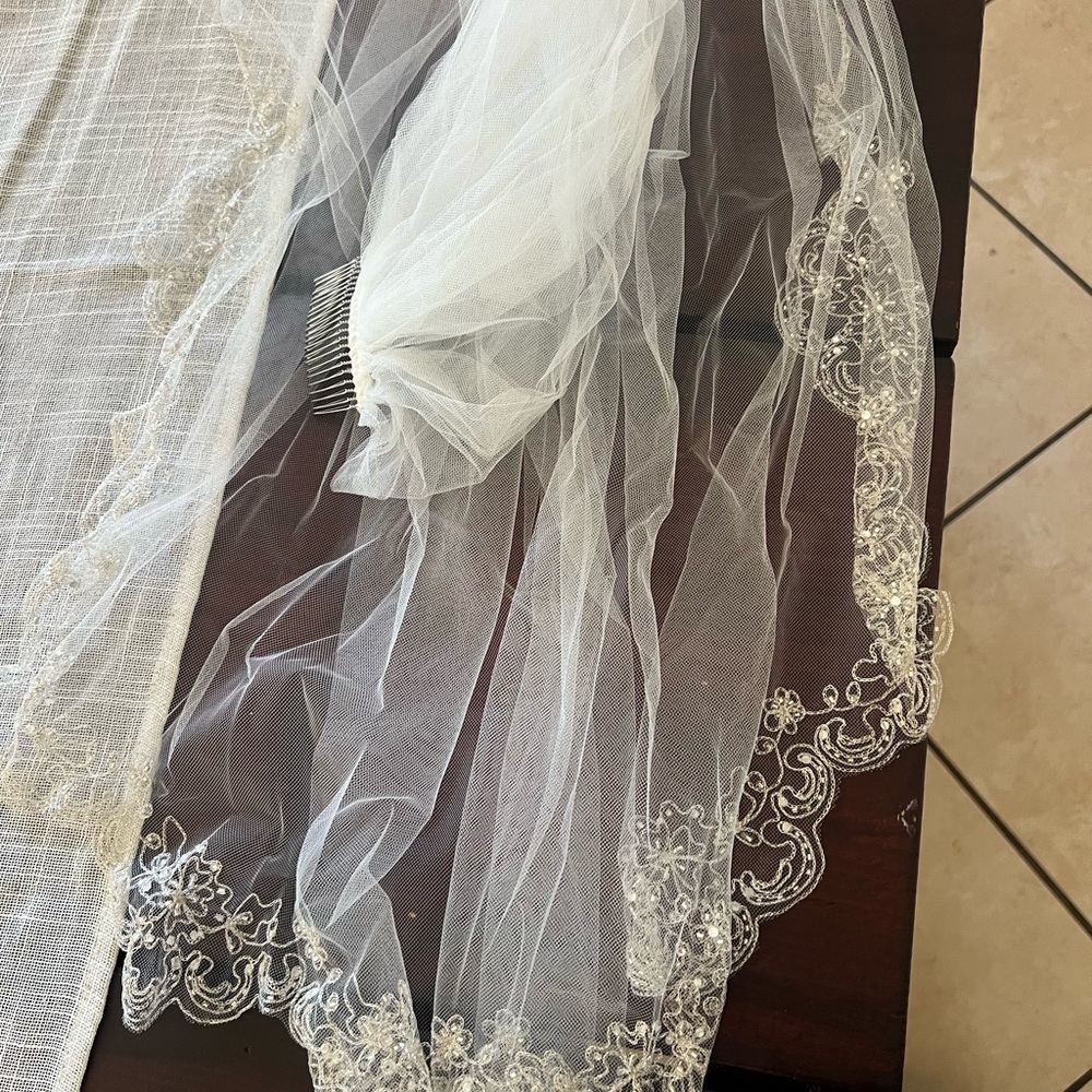 Elegant White Lace Bridal Veiling